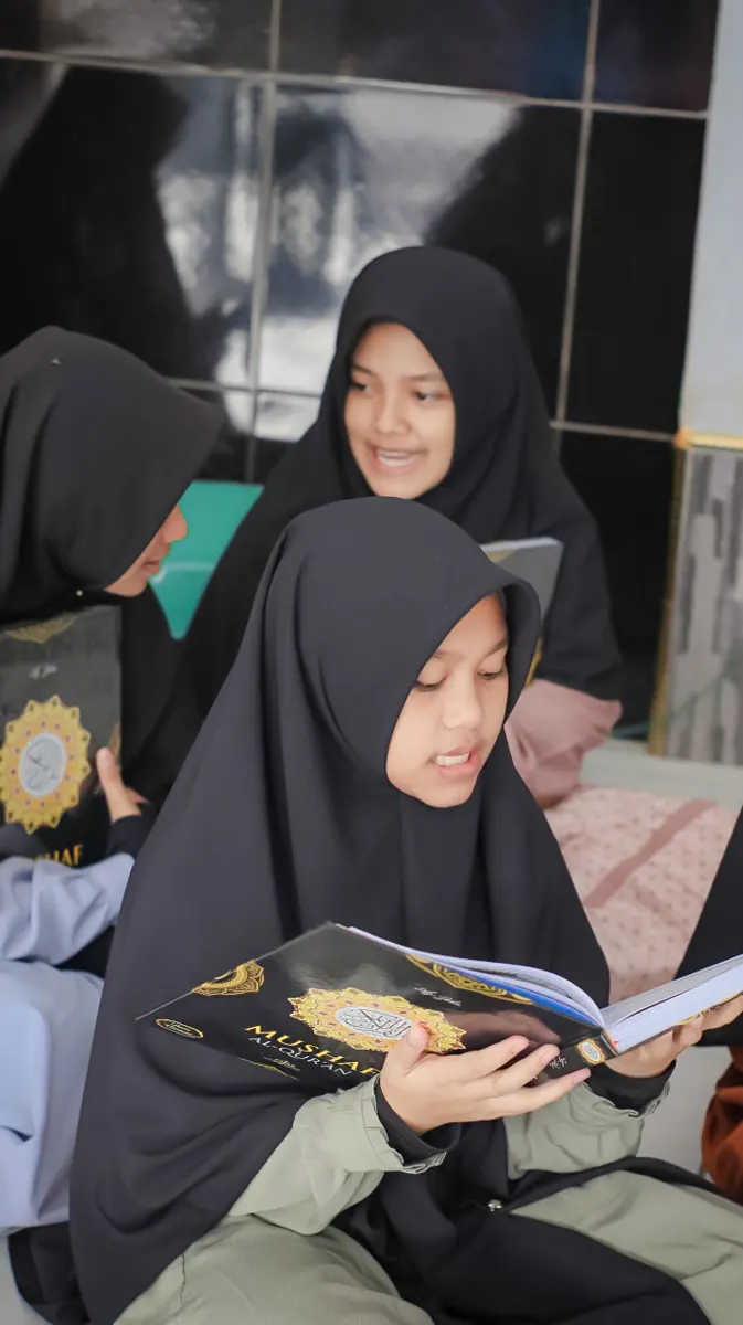 Santri belajar bersama dalam kegiatan yang didukung Berinfaq.id