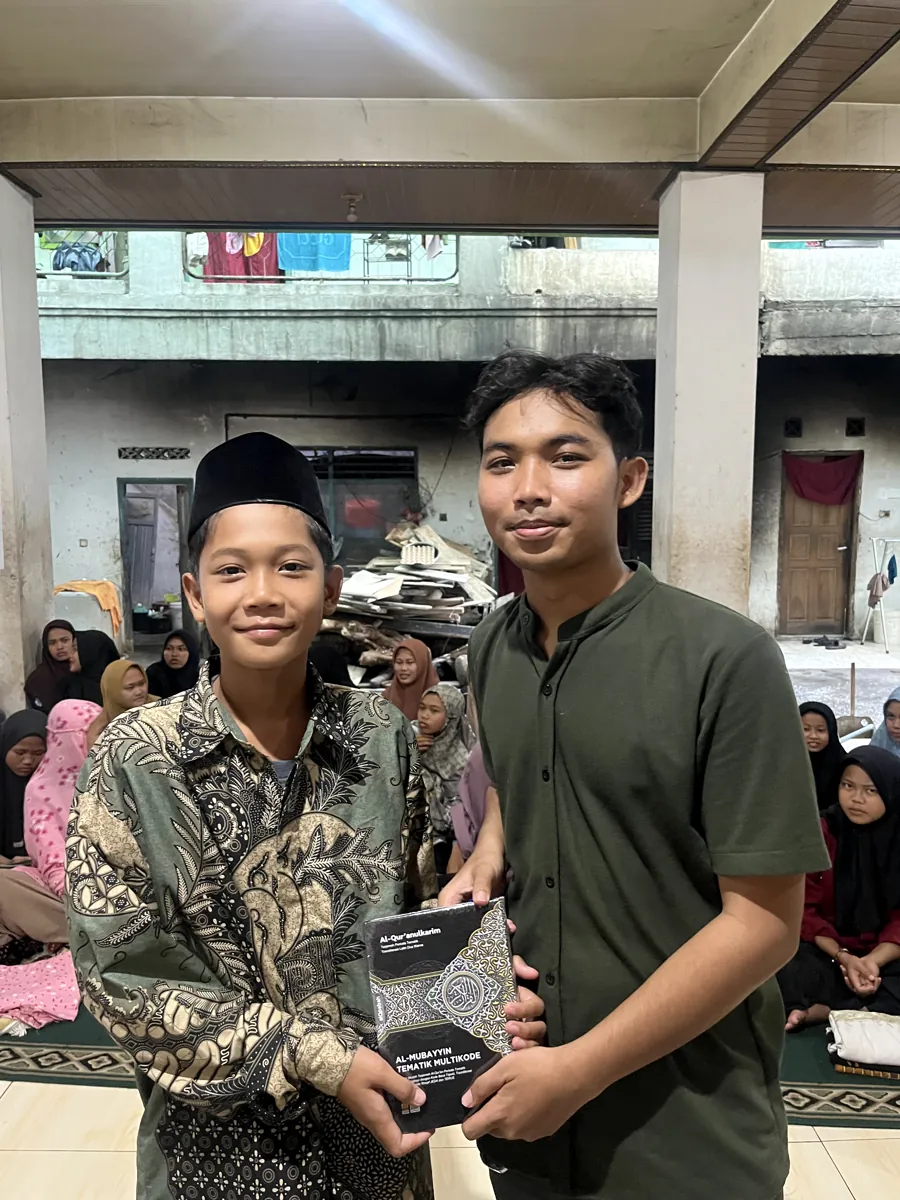 Penyerahan Al-Qur’an kepada penerima manfaat