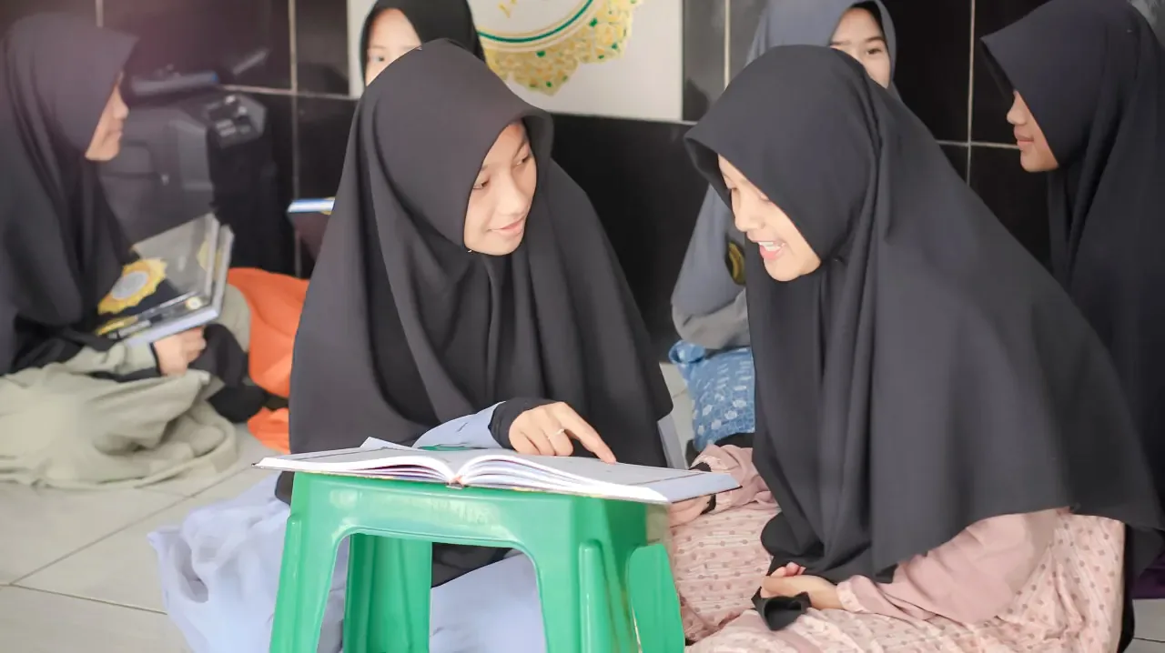 Santri belajar bersama menggunakan buku terbuka